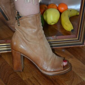 Tronchetto Camel in pelle con plateau e tacco 9 di A.S. 98