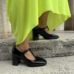 Raffaella in vernice con tacco 70.
