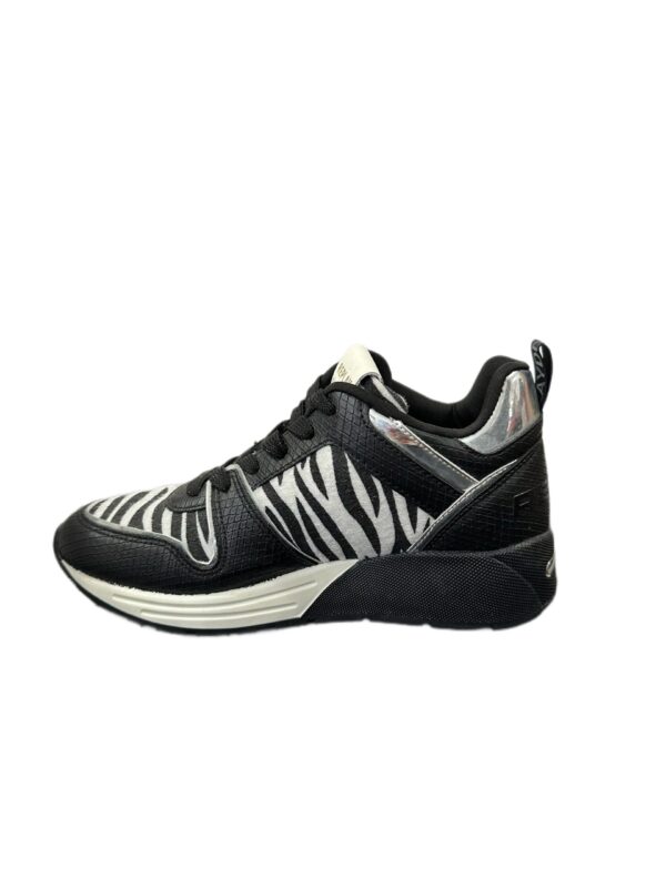 Sneakers zebrata. - immagine 2