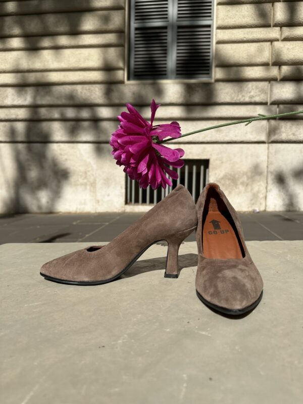 Cenerentola in camoscio color cammello. - immagine 6