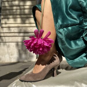 Cenerentola in camoscio color cammello.