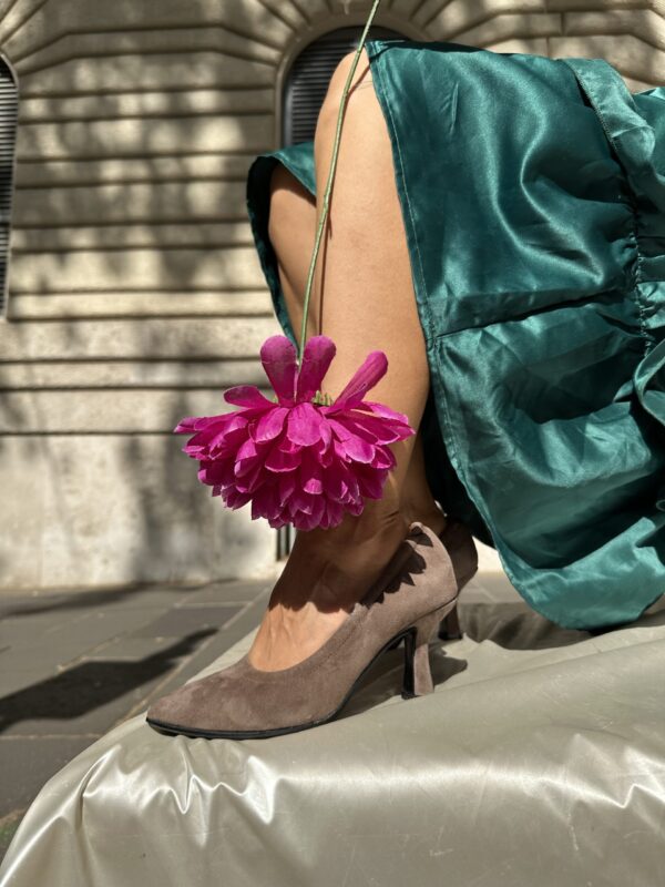 Cenerentola in camoscio color cammello.