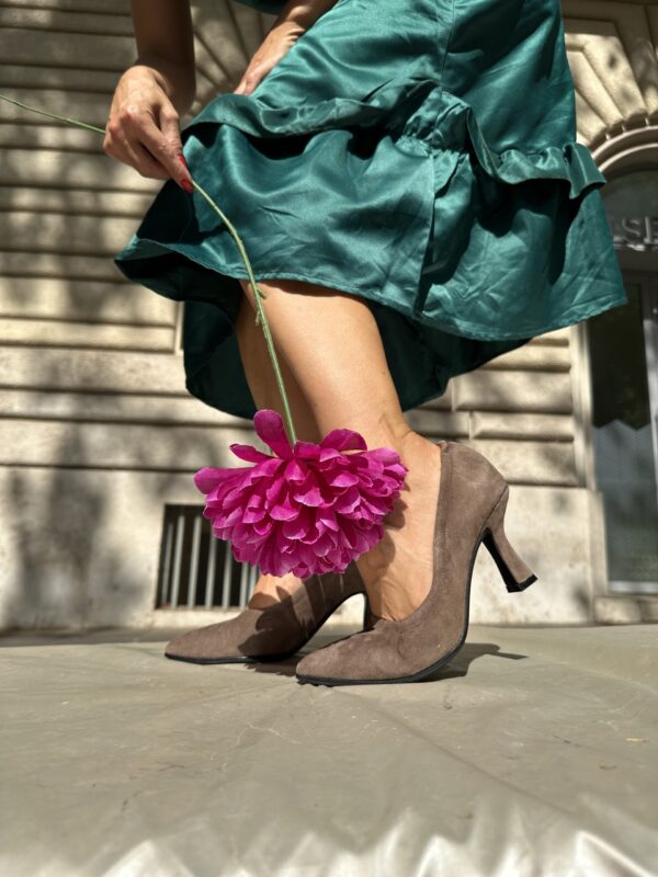 Cenerentola in camoscio color cammello. - immagine 3
