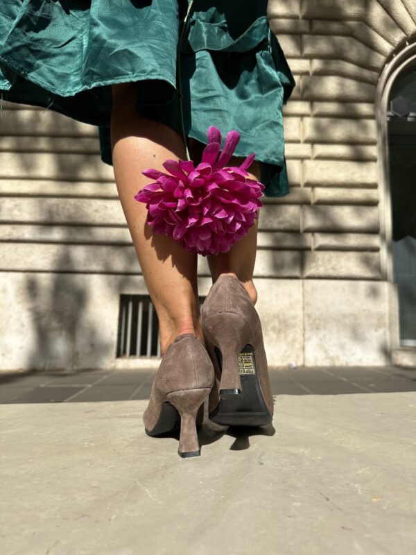Cenerentola in camoscio color cammello. - immagine 5