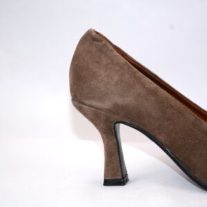 Cenerentola dècolletè in camoscio color cammello con tacco 7