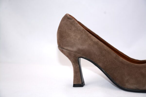 Cenerentola dècolletè in camoscio color cammello con tacco 7 - immagine 2