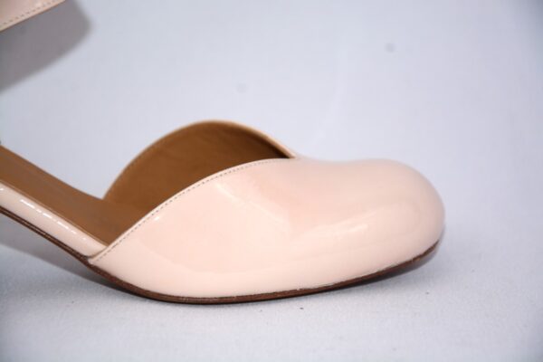 Capri sabot da donna in vernice beige in pelle con tacco 5 - immagine 2