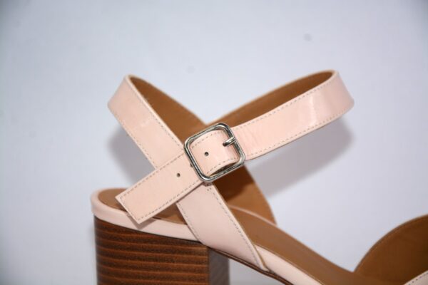Capri sabot da donna in vernice beige in pelle con tacco 5 - immagine 3