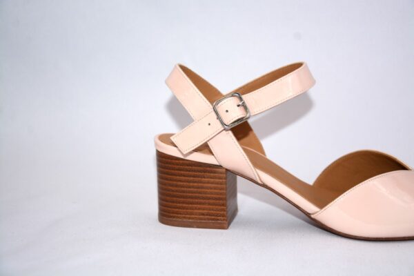 Capri sabot da donna in vernice beige in pelle con tacco 5 - immagine 4