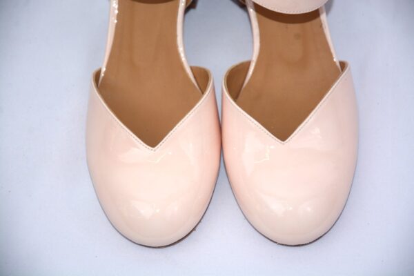 Capri sabot da donna in vernice beige in pelle con tacco 5 - immagine 6