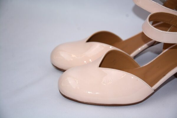 Capri sabot da donna in vernice beige in pelle con tacco 5 - immagine 10