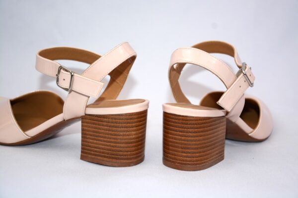 Capri sabot da donna in vernice beige in pelle con tacco 5 - immagine 11