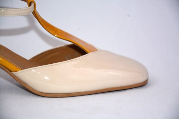 Capri slingback da donna  in vernice beige in pelle tacco 65 - immagine 4