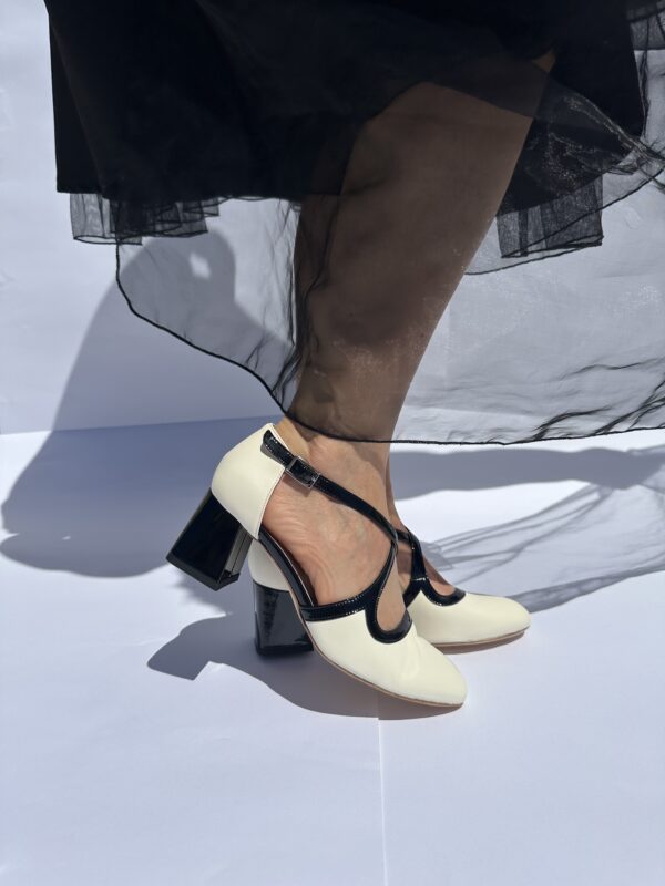 Olen dècolletè donna aperte in pelle color panna con cinturini charleston e tacco 5 - immagine 3