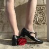 Lulu dècolletè donna in pelle nera con cinturini charleston e tacco 35 - immagine 3