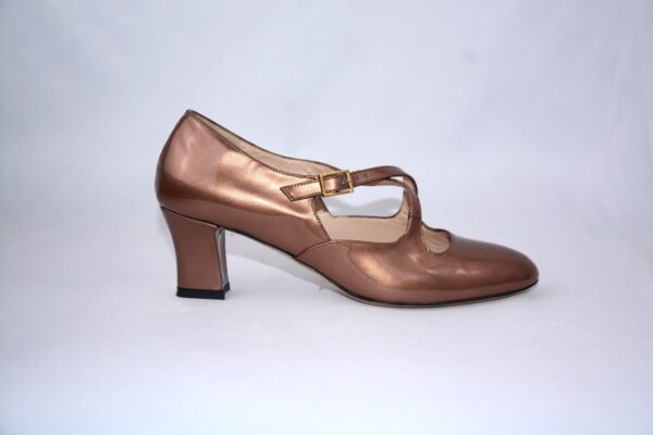 Marilyn dècolletè in vernice beige in pelle con cinturini tacco 5 - immagine 2
