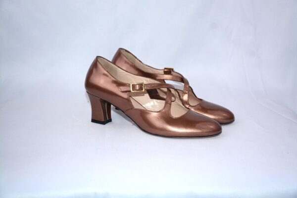 Marilyn dècolletè in vernice beige in pelle con cinturini tacco 5 - immagine 4