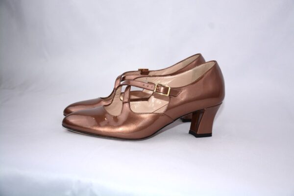 Marilyn dècolletè in vernice beige in pelle con cinturini tacco 5