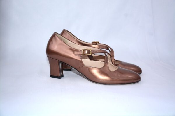Marilyn dècolletè in vernice beige in pelle con cinturini tacco 5 - immagine 10
