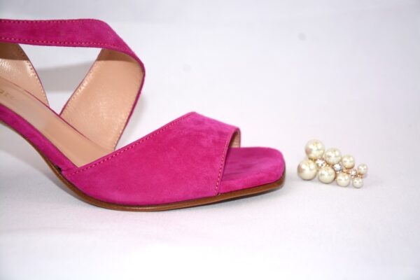 Orchidea sandali in camoscio fucsia  con tacco 7 - immagine 3