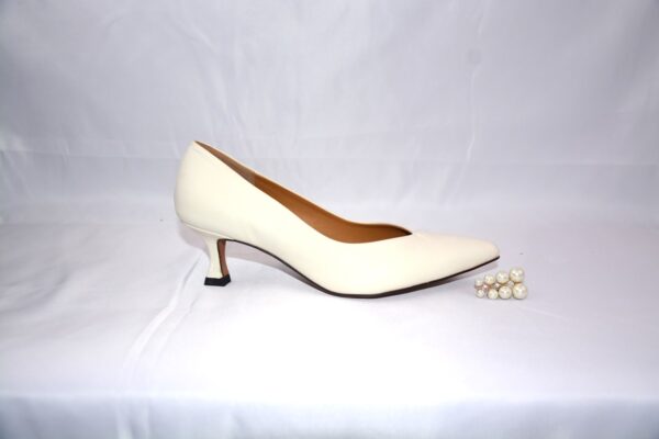 Cenerentola dècolletè in pelle color panna con tacco 5