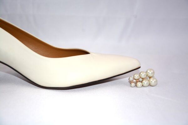 Cenerentola dècolletè in pelle color panna con tacco 5 - immagine 5
