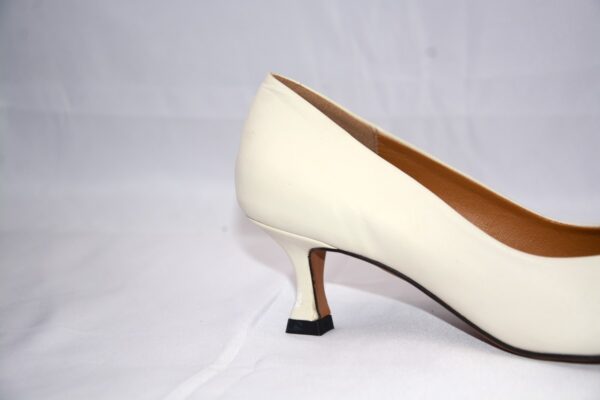 Cenerentola dècolletè in pelle color panna con tacco 5 - immagine 6