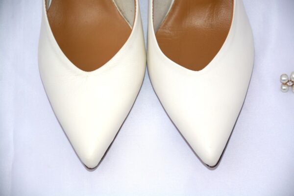 Cenerentola dècolletè in pelle color panna con tacco 5 - immagine 3
