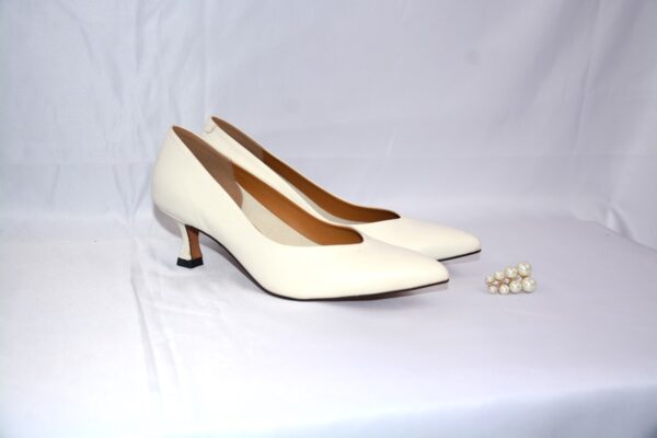 Cenerentola dècolletè in pelle color panna con tacco 5 - immagine 8