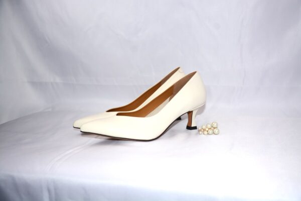 Cenerentola dècolletè in pelle color panna con tacco 5 - immagine 9