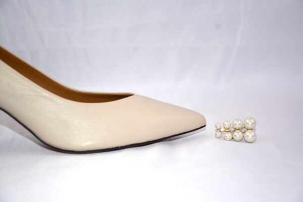 Cenerentola dècolletè in pelle beige con tacco 70 - immagine 4