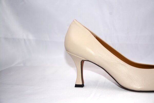 Cenerentola dècolletè in pelle beige con tacco 70 - immagine 5