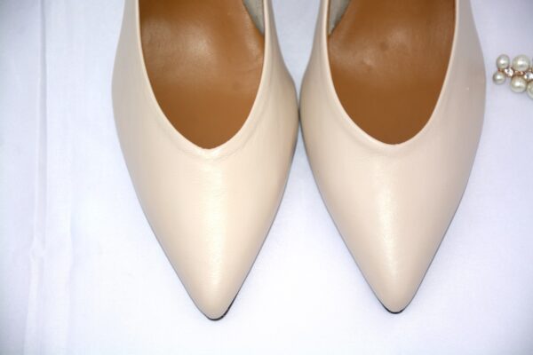 Cenerentola dècolletè in pelle beige con tacco 70 - immagine 6