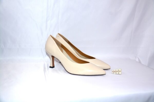 Cenerentola dècolletè in pelle beige con tacco 70 - immagine 7