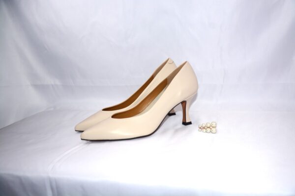 Cenerentola dècolletè in pelle beige con tacco 70 - immagine 2