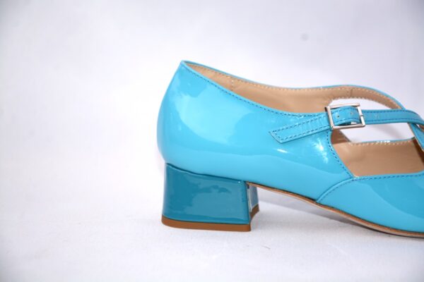 Lulù dècolletè donna in vernice azzurra con cinturini charleston e tacco 35 - immagine 6