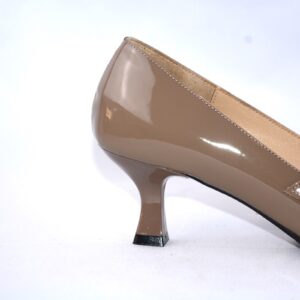 Afrodite dècolletè in vernice beige e tacco 50