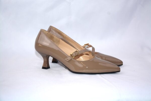 Afrodite dècolletè in vernice beige e tacco 50