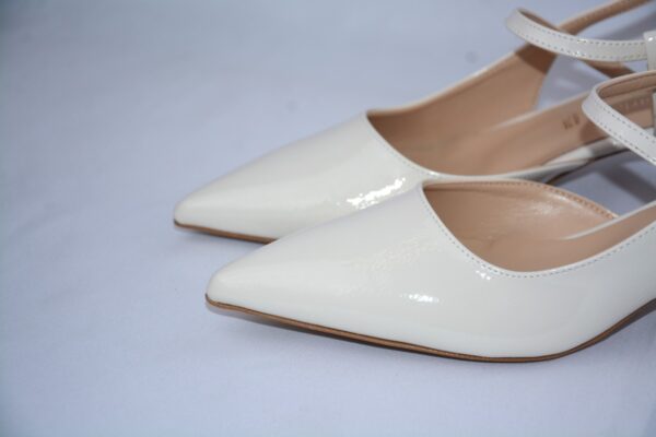 Perla slingback a punta da donna in vernice panna tacco 3 - immagine 5