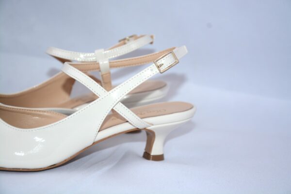 Perla slingback a punta da donna in vernice panna tacco 3 - immagine 6