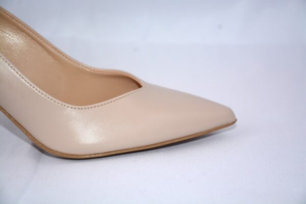 Cenerentola dècolletè a punta in pelle beige tacco 7 - immagine 2