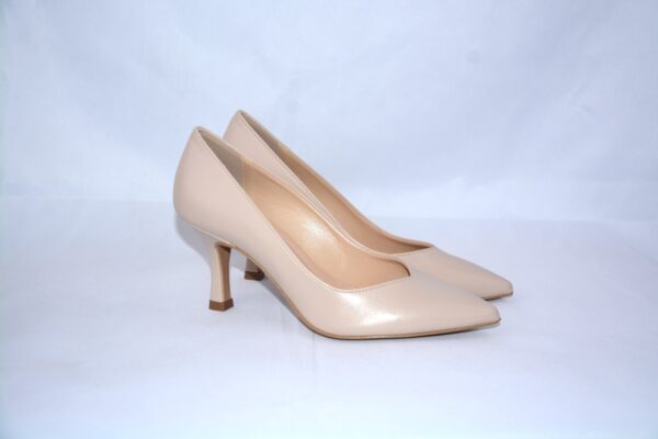 Cenerentola dècolletè a punta in pelle beige tacco 7 - immagine 6