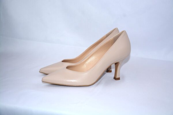 Cenerentola dècolletè a punta in pelle beige tacco 7 - immagine 3