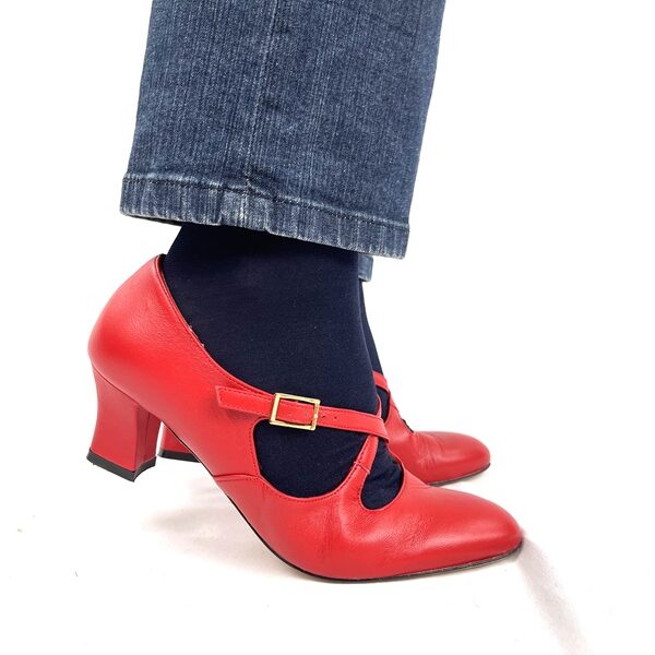 Dècolletè rosse unica irrepetibile Marylin  ti accompagneranno con eleganza dal meeting di lavoro alla serata speciale, adattandosi a ogni momento della giornata!     