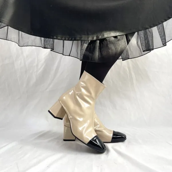 Tronchetti artigianali in vernice beige Scarlett tacco 5  che incornicia il piede come un guanto!