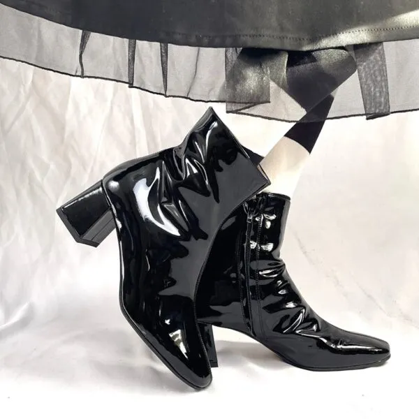 Tronchetti artigianali in vernice nera è un modello chic che fonde tradizione artigianale e spirito contemporaneo, perfetta chi cerca  uno stile deciso, raffinato e assolutamente personale!