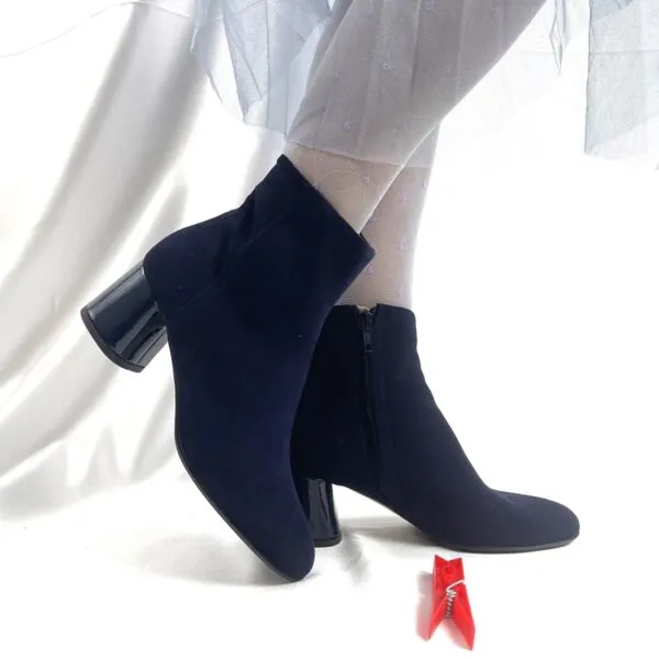 Stivaletti  in camoscio blu artigianali marchigiani è un modello chic che fonde tradizione artigianale e spirito contemporaneo, fatte a mano in Italia!