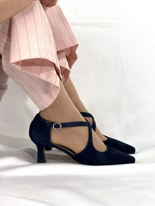 Dècolletè in pelle in camoscio  blu , Sissi artigianale  ti accompagneranno  con eleganza e classe infinita, dal meeting di lavoro alla serata speciale!