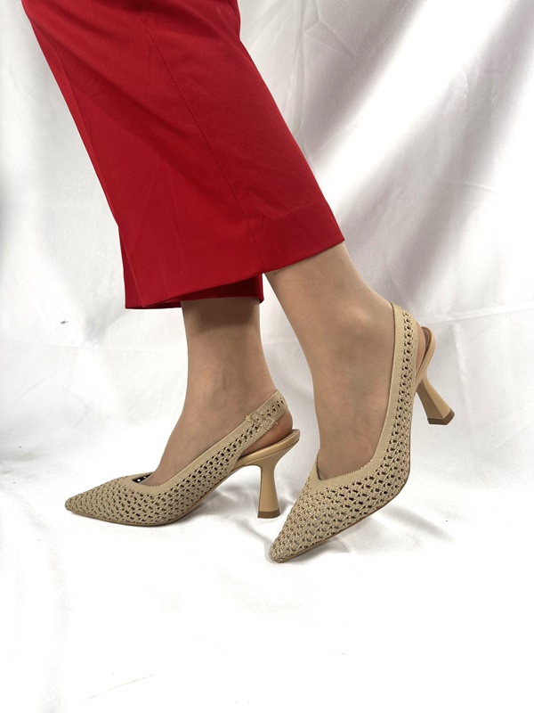 Slingback beige in tessuto elasticizzato Onirico artigianale di Olen Marlov è un mix che fonde classe e comfort! Grazie alla vestibilità eccellente e ai dettagli unici!