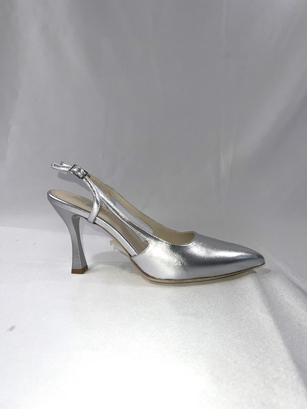 Slingback argento a punta in pelle di Olen Marlov è un mix che fonde classe e comfort! Grazie alla vestibilità eccellente e ai dettagli unici!